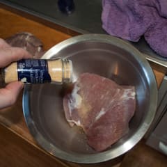 Garlic powder on ham