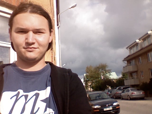 Ich beim Surfen auf der Straße