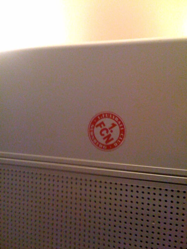 FCN Aufkleber im Zug