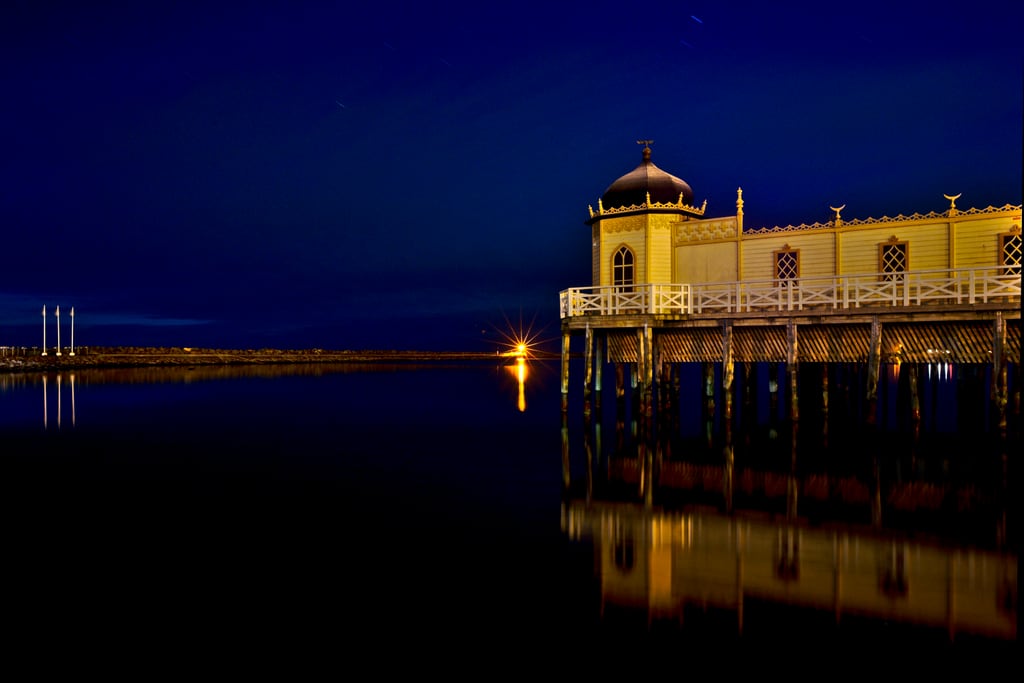 Kallbadhuset Varberg at night
