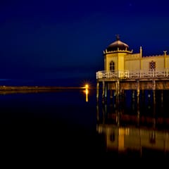 Kallbadhuset Varberg at night