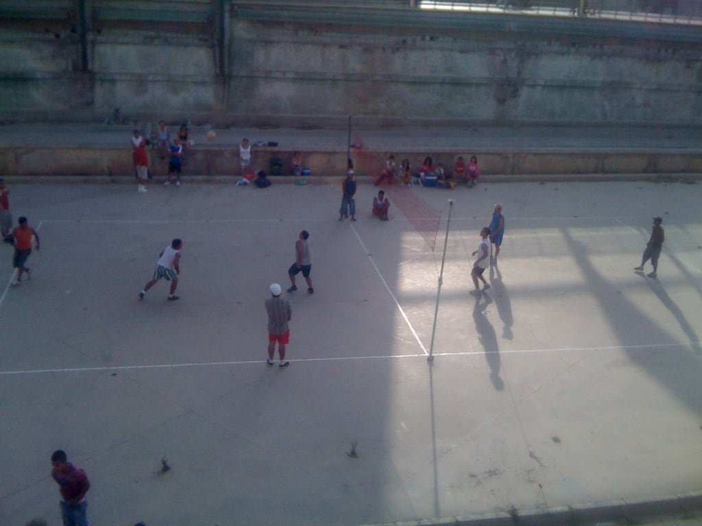 Volleyball im Kanal