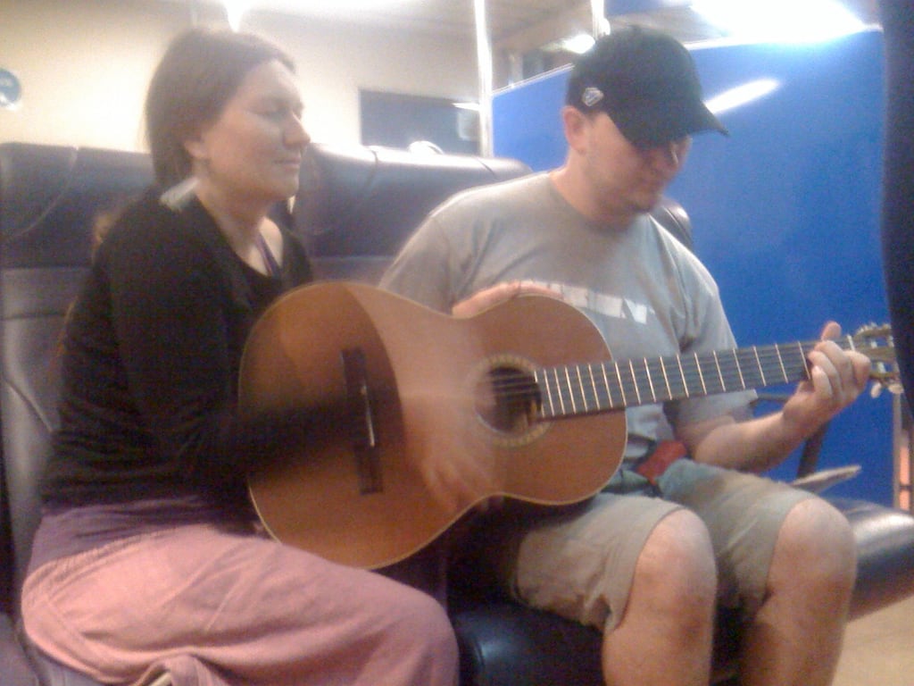 Erste Gitarrenversuche