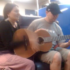 Erste Gitarrenversuche