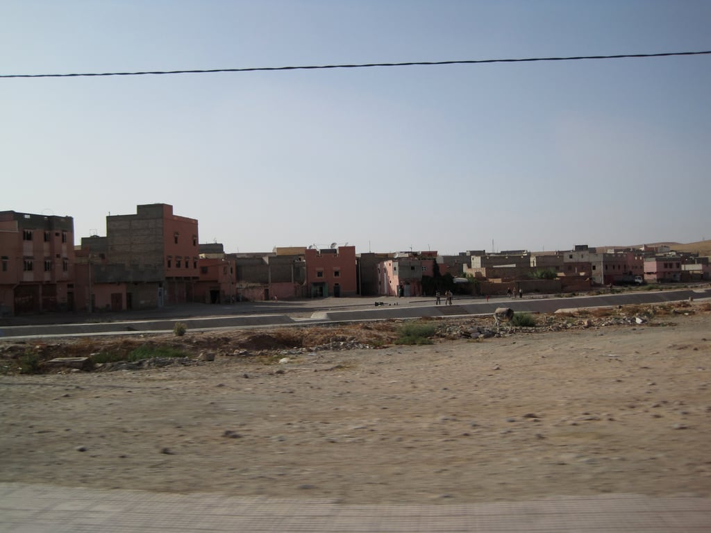 Eine Stadt am Straßenrand in Marokko