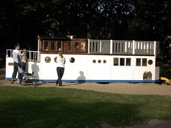 Spielplatz mit Schiff