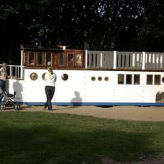 Spielplatz mit Schiff