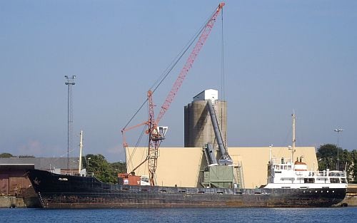Schiff im Hafen