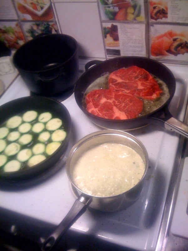 Rind mit Zucchini, Bohnen und Grün-Pfeffer-Sose