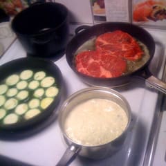 Rind mit Zucchini, Bohnen und Grün-Pfeffer-Sose