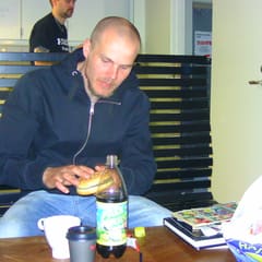 Johan mit Hamburger