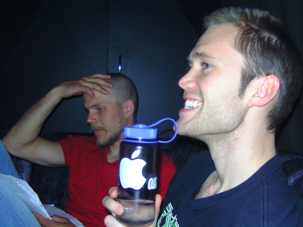 Jon mit Apple-Flasche