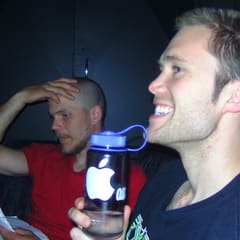 Jon mit Apple-Flasche