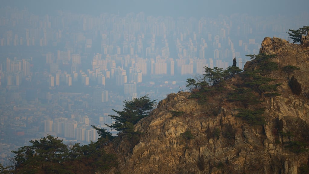 seoul-behind-mountain