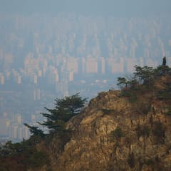 seoul-behind-mountain